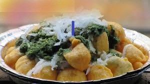 moong dal crispy pakoda with spinach /Ram ladoo
